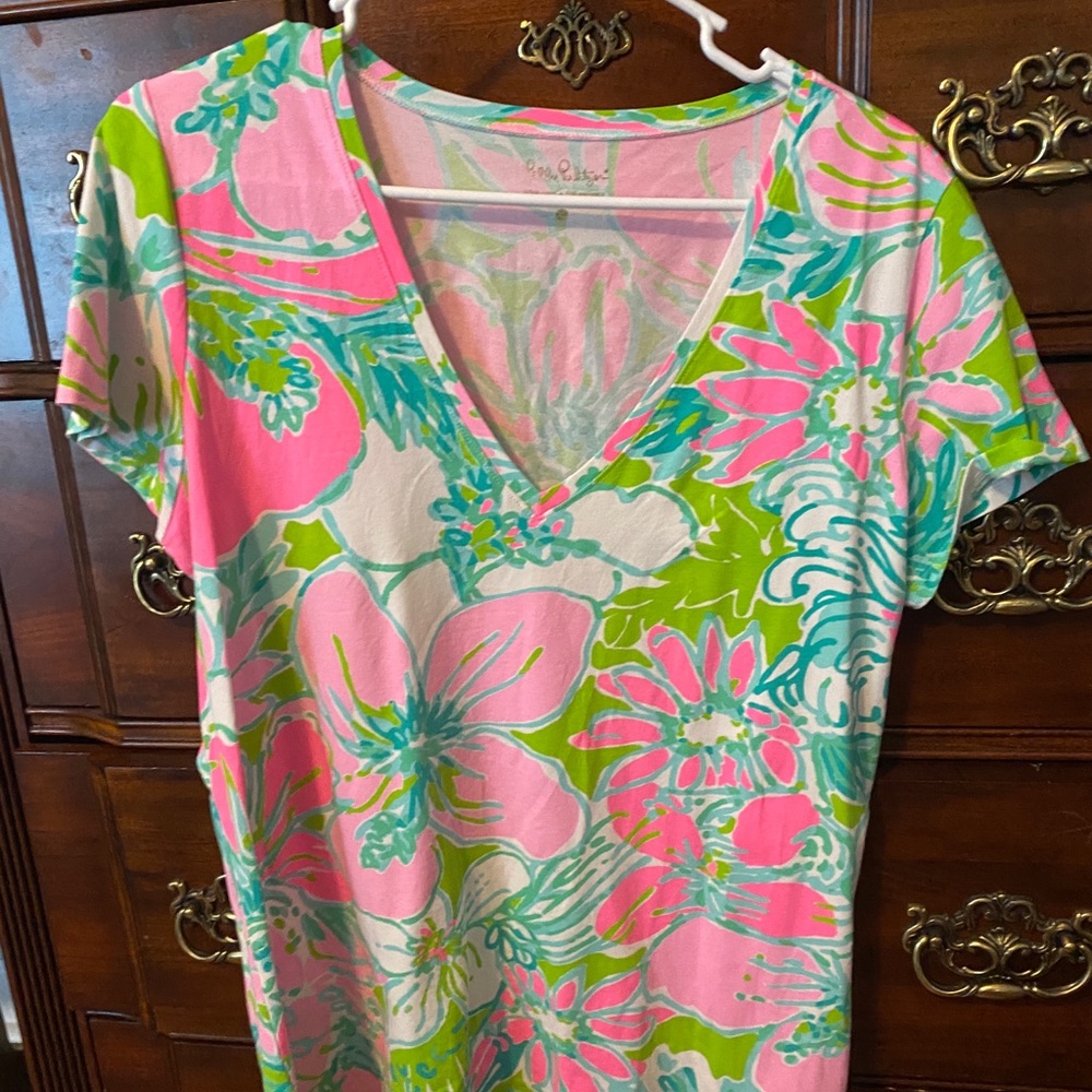 Lilly Pulitzer vneck shirt XL